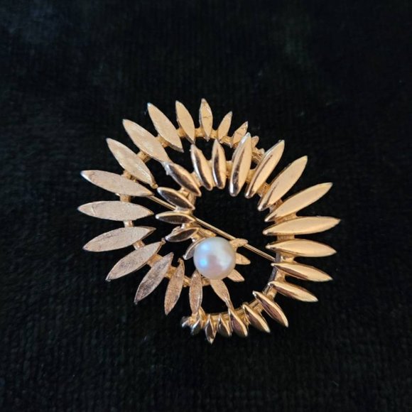 Vintage Brooks Brushed & Glossy Gold Tone Dimensional Brooch w/ Faux Pearl 1.75" - Picture 1 of 8